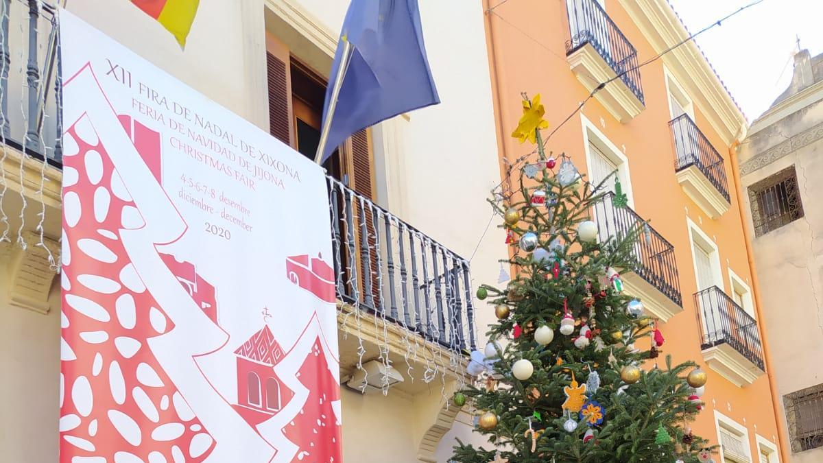 Gran árbol de Navidad ubicado en el Ayuntamiento.