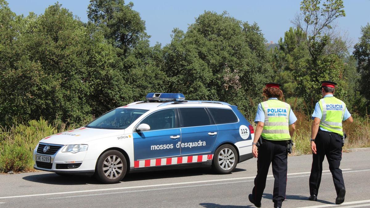 Imagen de archivo de dos agentes de los Mossos.