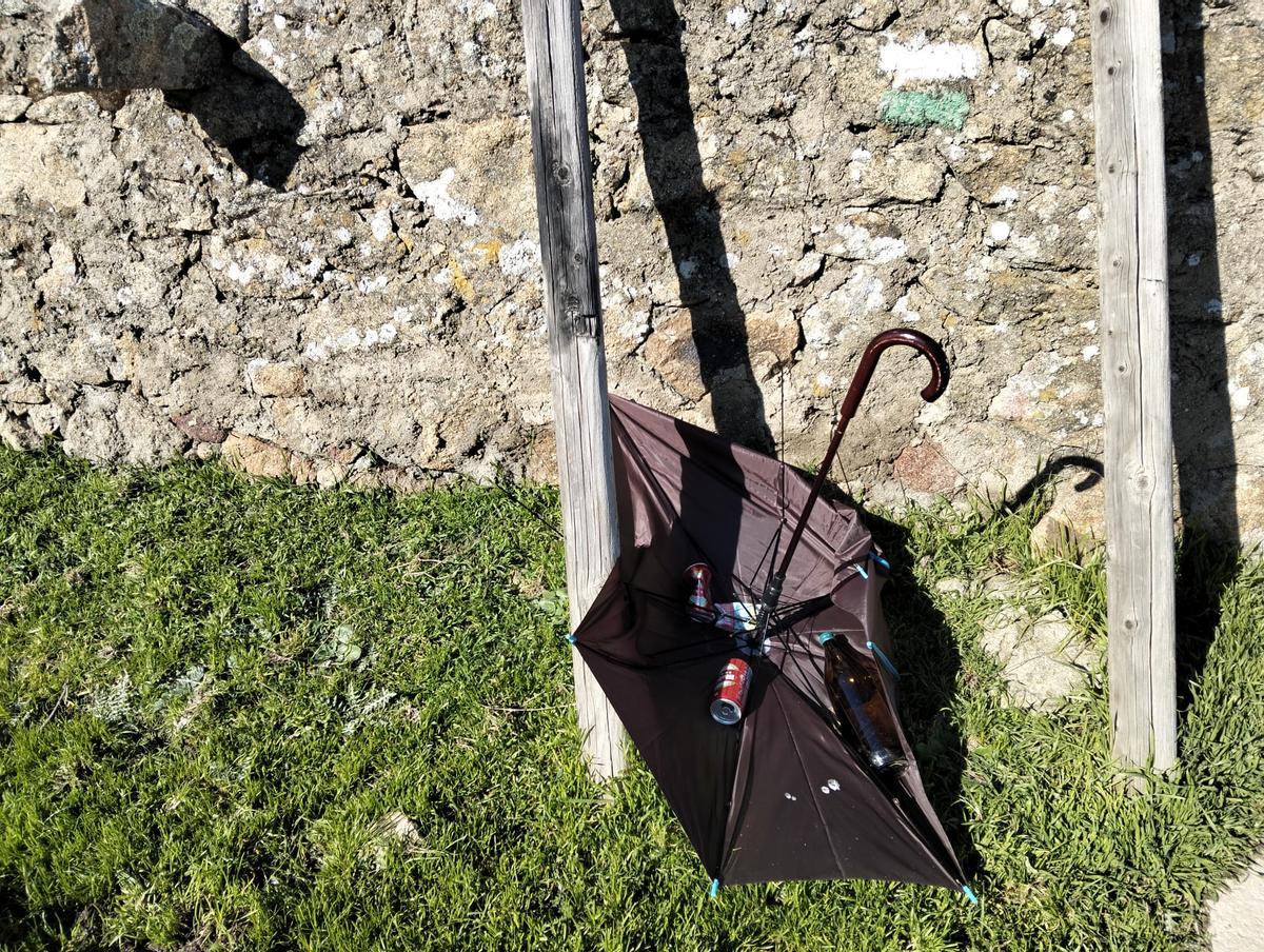 El monte Valcorchero de Plasencia no se libra de las basuras ni del incivismo.