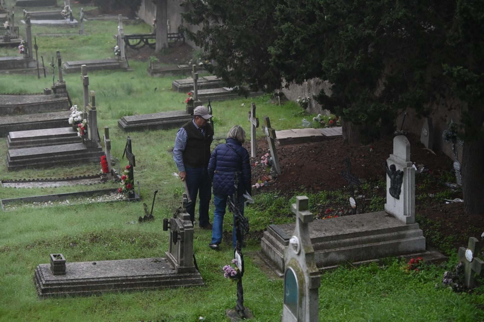 En imágenes | Así ha sido el Día de Todos los Santos en el cementerio de Torrero