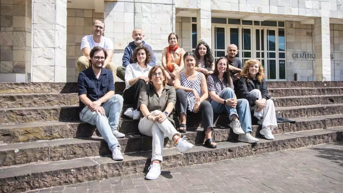 Delante, Eva Mejuto, acompañada por más protagonistas de este proyecto compostelano de residencia literaria.