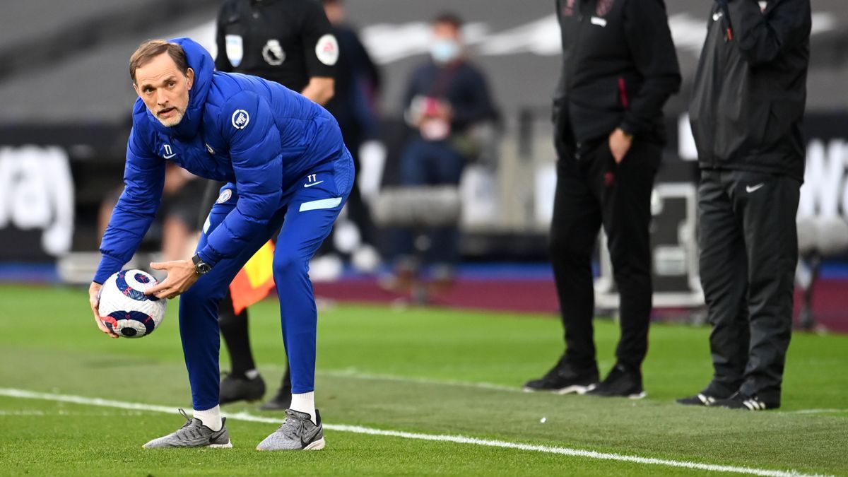 Tuchel, el técnico del Chelsea, recoge un balón.