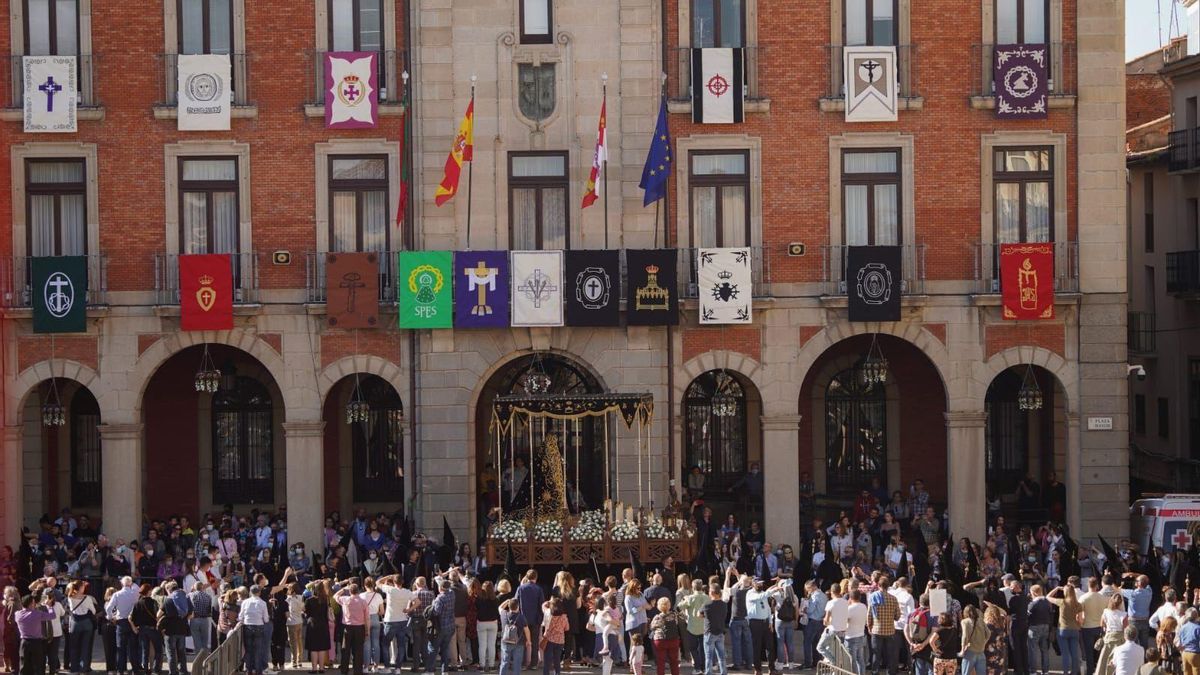 Procesión del Santo Entierro durante la Semana Santa de Zamora 2022.