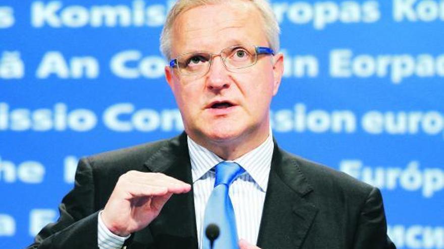Olli Rehn, ayer, durante su conferencia de prensa en Bruselas.