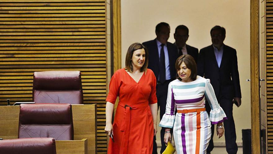 María José Catalá e Isabel Bonig, el pasado mes de junio en las Corts. | EDUARDO RIPOLL