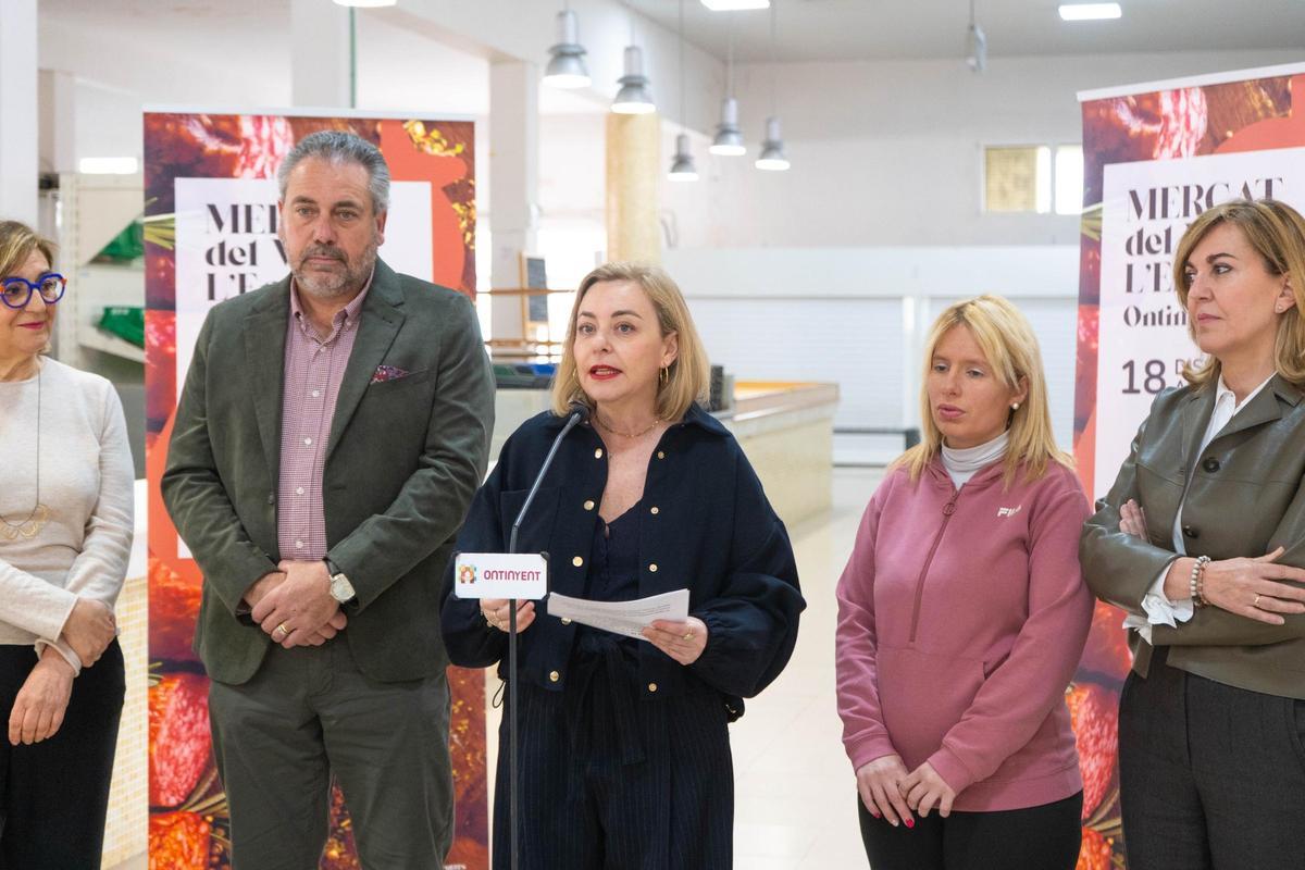 Natàlia Enguix, junto a representantes comerciales  la regidora de Comercio, en el mercado.