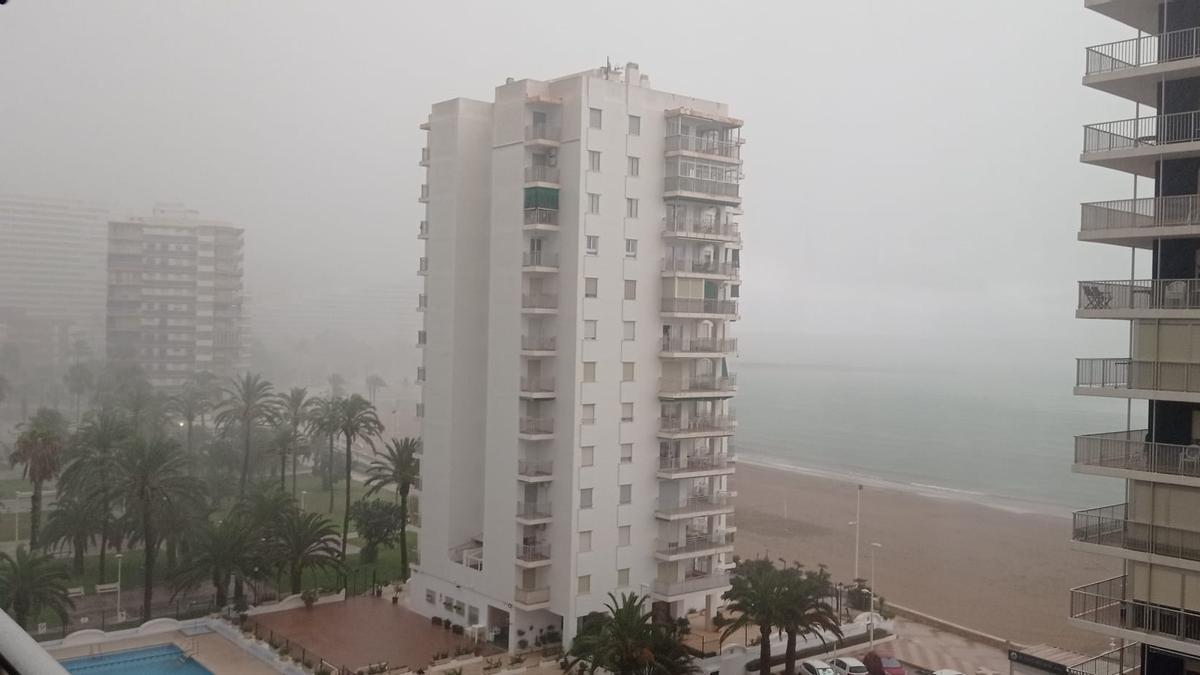 La tormenta ha dejado granizo esta mañana en Cullera, entre otros municipios valencianos.