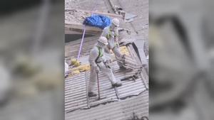Empieza la retirada de amianto denunciada por los vecinos en Consell de Cent