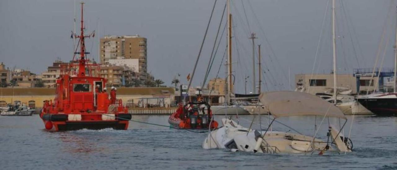 El yate hundido frente a Torrevieja.  | JOAQUÍN CARRIÓN