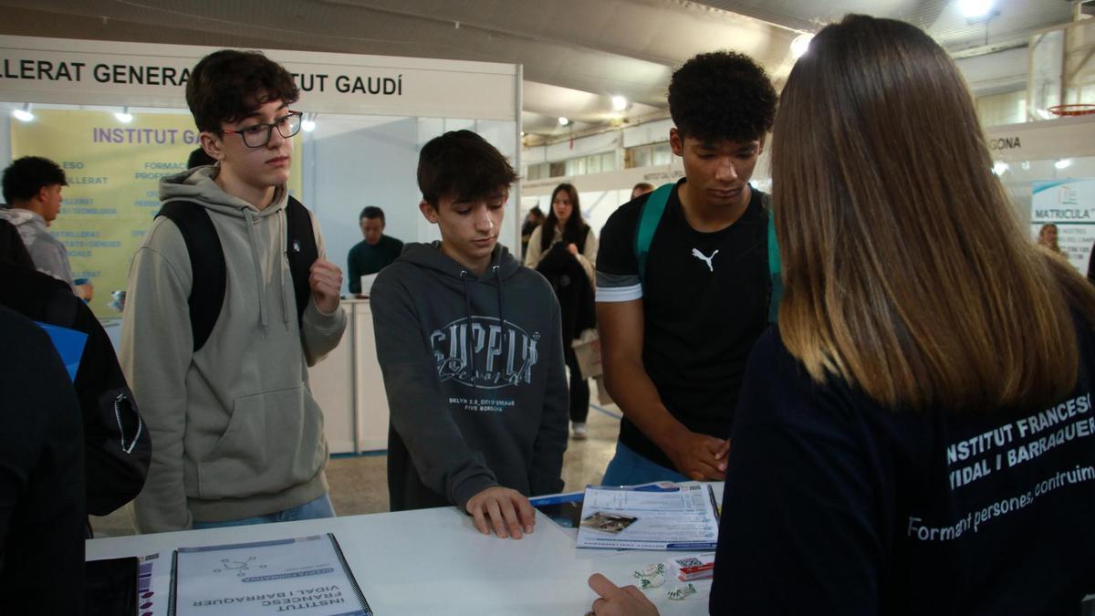 Jóvenes buscando orientación para su carrera adacémica.