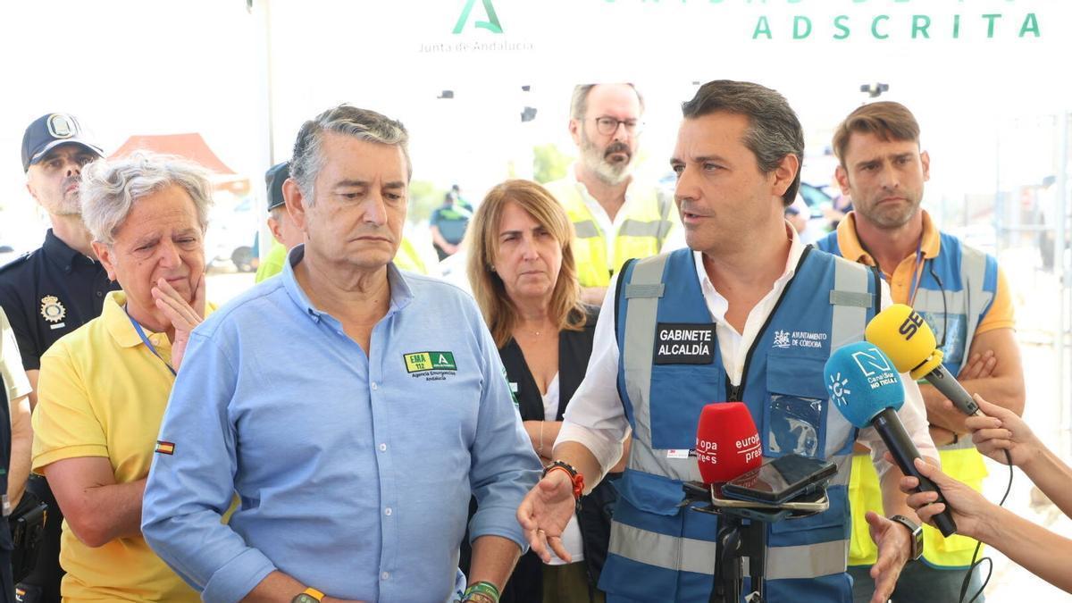 El alcalde de Córdoba y presidente de la FAMP, José María Bellido (d.), junto al consejero Antonio Sanz y el presidente de la Diputación, Salvador Fuentes, durante el incendio de Cerro Muriano del pasado mes de julio.