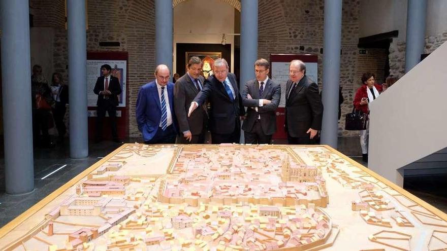 Javier Lambán, Javier Fernández, Antonio Silván (alcalde de León), Núñez Feijóo y Juan Vicente Herrera, ayer, en León en la cumbre.