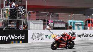 Dovizioso cruza la meta como ganador en el GP de Austria.