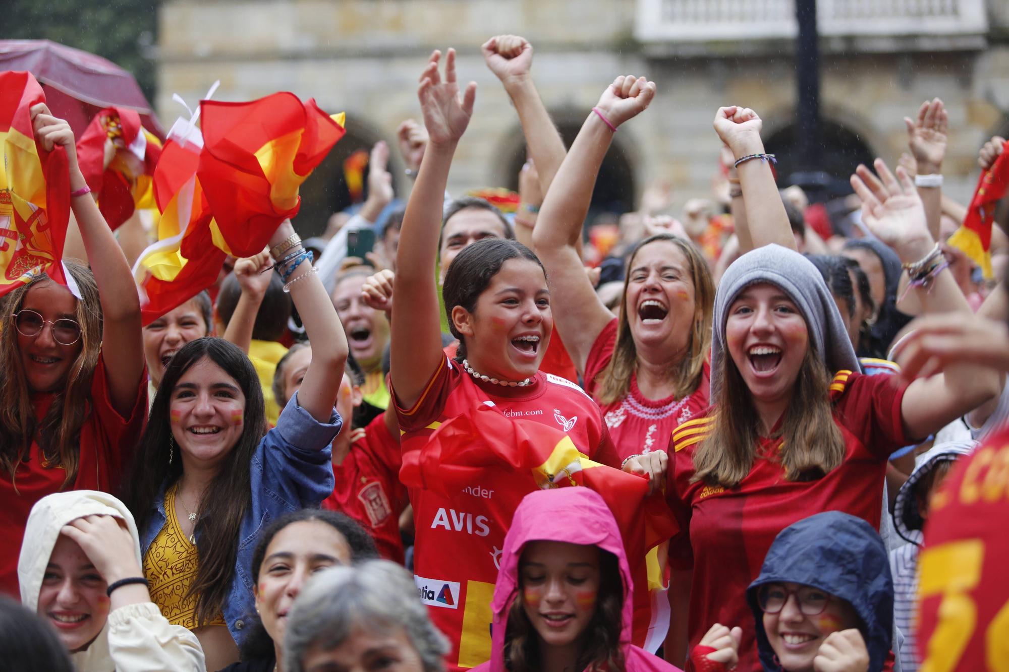 Gijón se vuelca (pese a la lluvia) animando a España en la final del Mundial de fútbol femenino