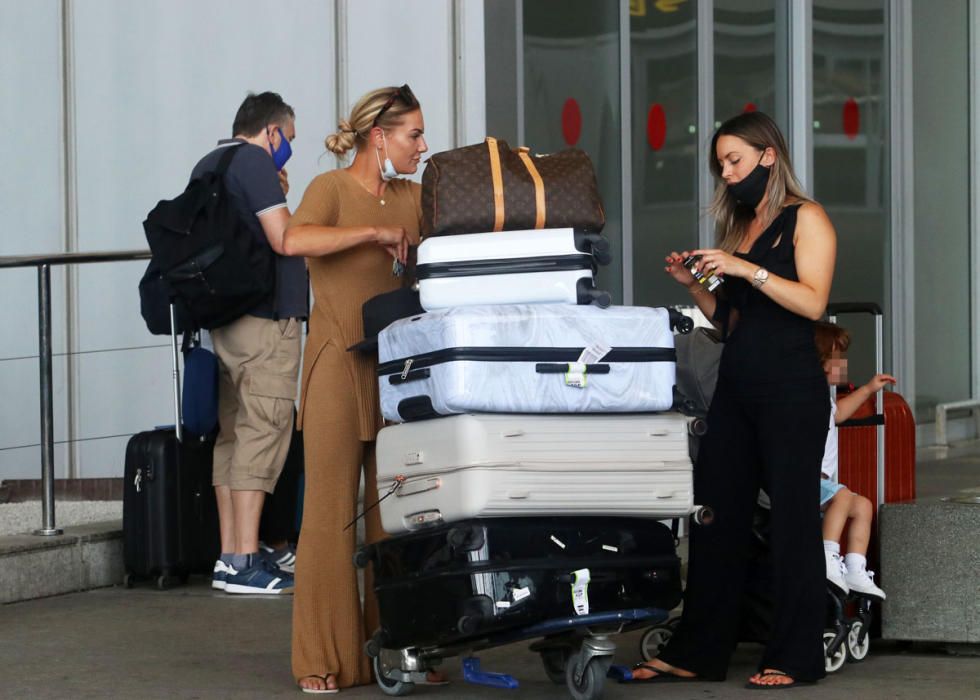 Turistas llegando al aeropuerto de Málaga