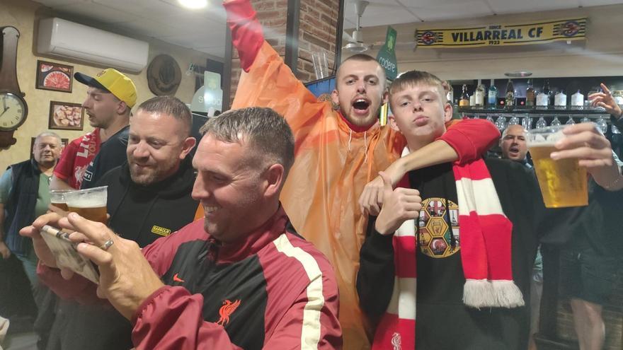 Aficionados del Liverpool en un bar de Vila-real