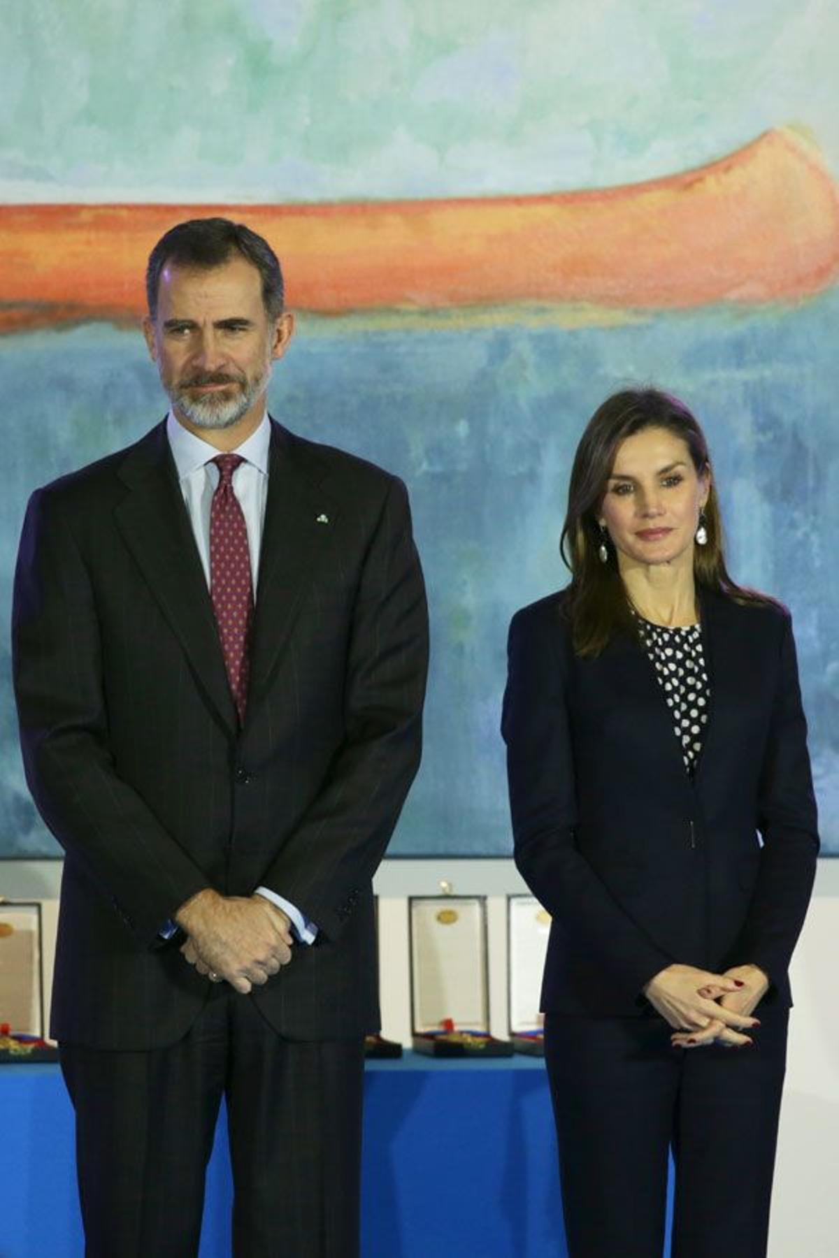 Letizia Ortiz con blusa de lunares de Carolina Herrera y traje de Hugo Boss