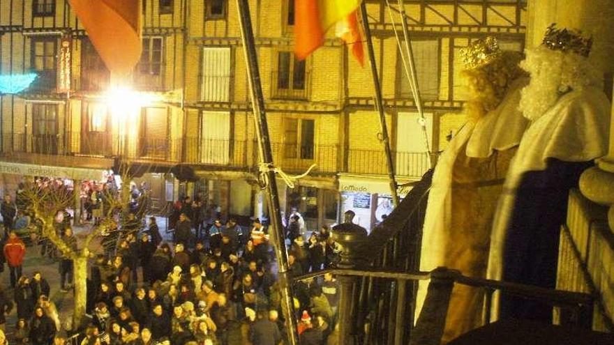 Los Reyes Magos saludan a los vecinos desde el Ayuntamiento.