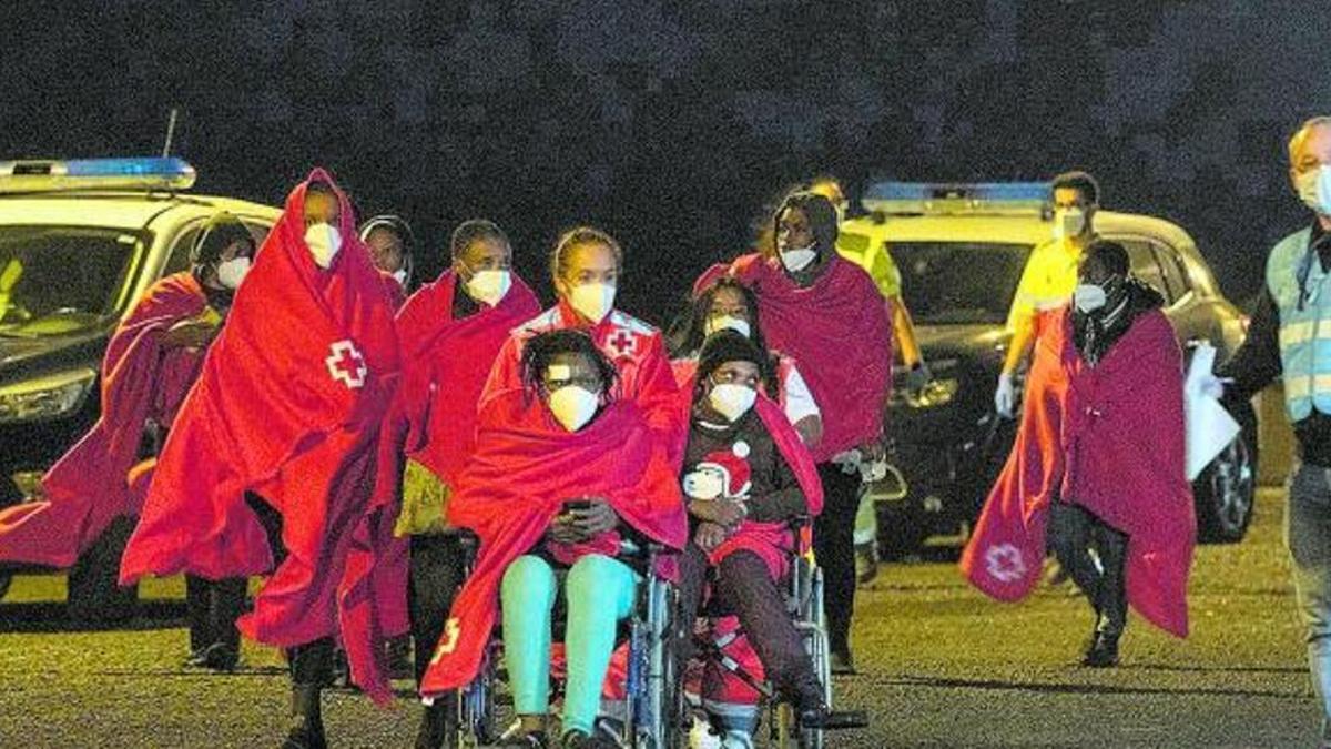 Llegada de un grupo de migrantes subsaharianos al muelle de La Cebolla, en Arrecife.