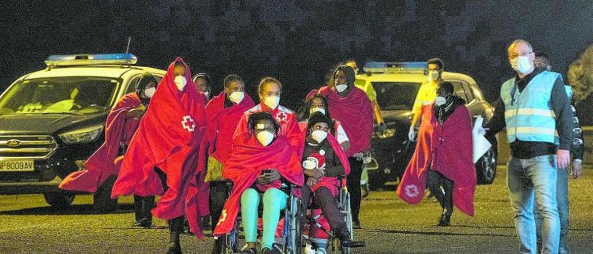 Llegada de un grupo de migrantes subsaharianos al muelle de La Cebolla, en Arrecife.