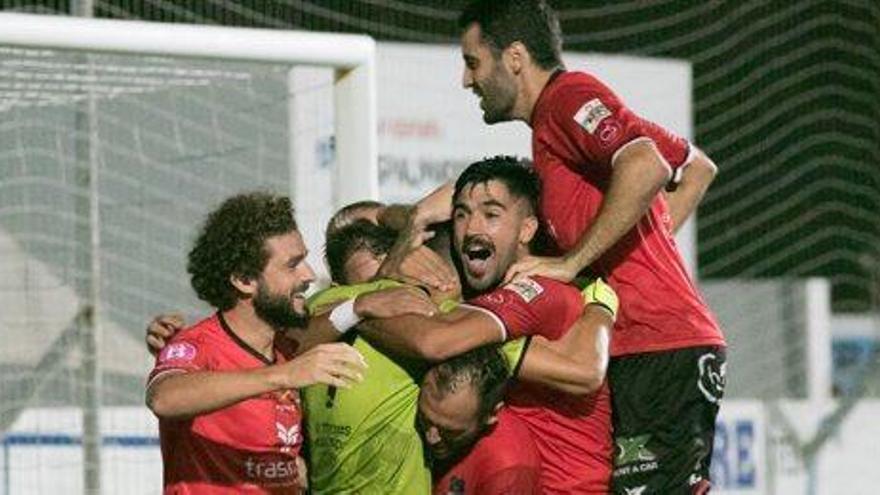 Celebración de los jugadores del Formentera tras eliminar al Tarazona.