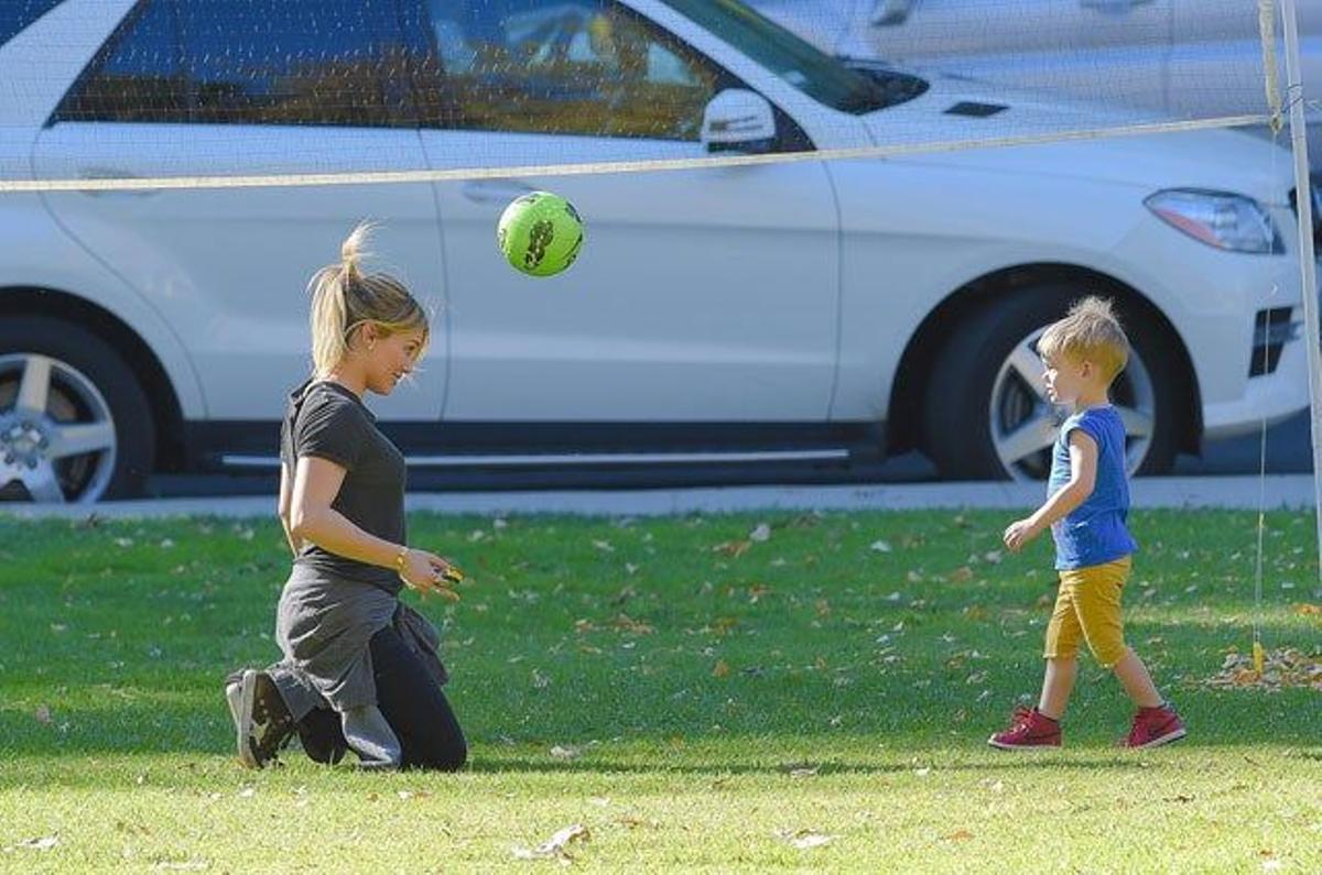 Hilary Duff se divierte con su hijo Luca en el parque