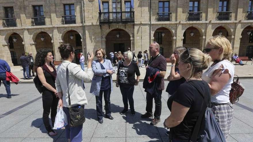 La alcaldesa, Mariví Monteserín, ayer, con los touroperadores británicos, en la plaza de España.
