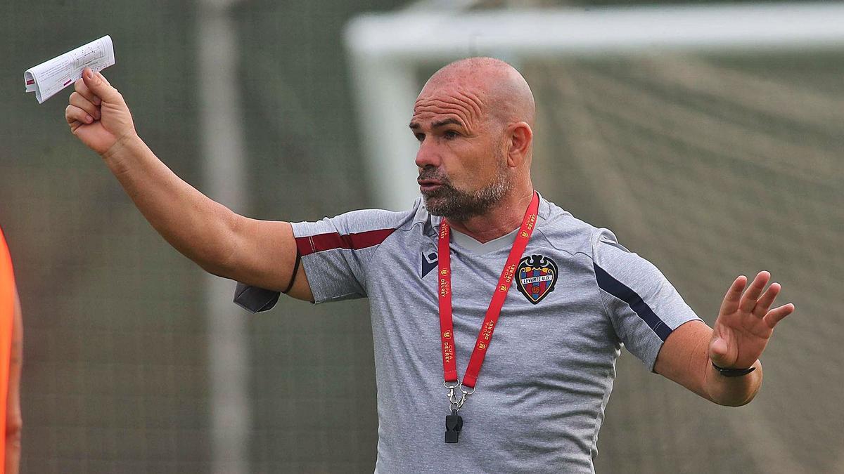 El técnico de Silla se encuentra en su momento más delicado desde que es entrenador del Levante Unión Deportiva. | F. CALABUIG
