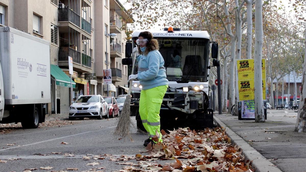 Operaris de &#039;Girona + Neta&#039; netejant els carrers de la ciutat amb escombres, maquinària i bufadors
