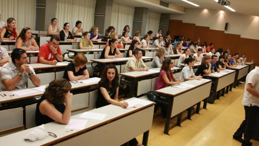 Opositores durante un examen en una imagen de archivo