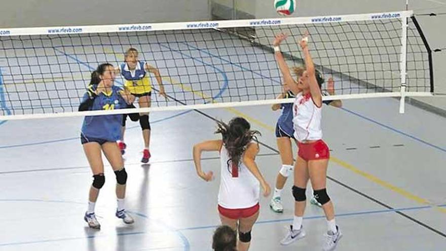 María Rodríguez golpea la pelota en un partido con Es Pont d´Inca.