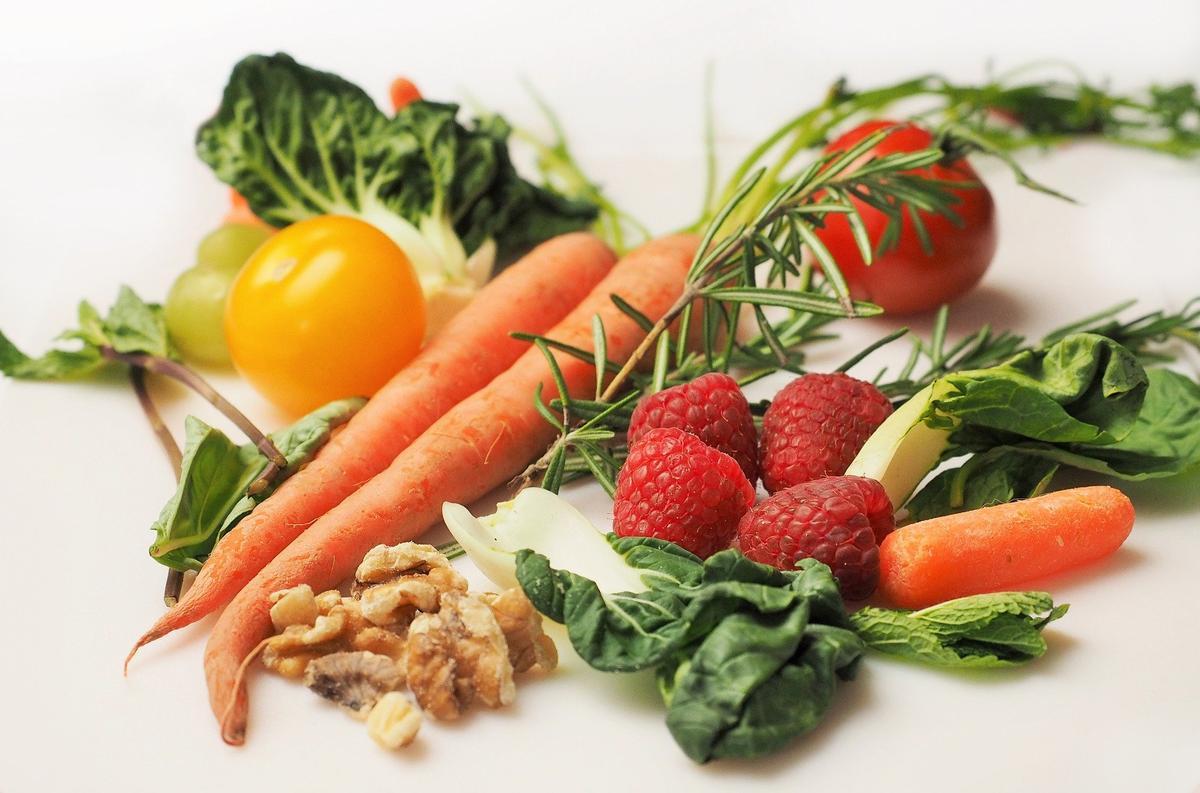 Algunos de los alimentos clave para lograr una piel hidratada y un bronceado más saludable