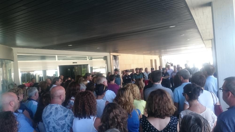Überall auf Mallorca wurden am Freitagmittag (18.8.) Schweigeminuten abgehalten, um der Opfer des Attentats von Barcelona zu gedenken.