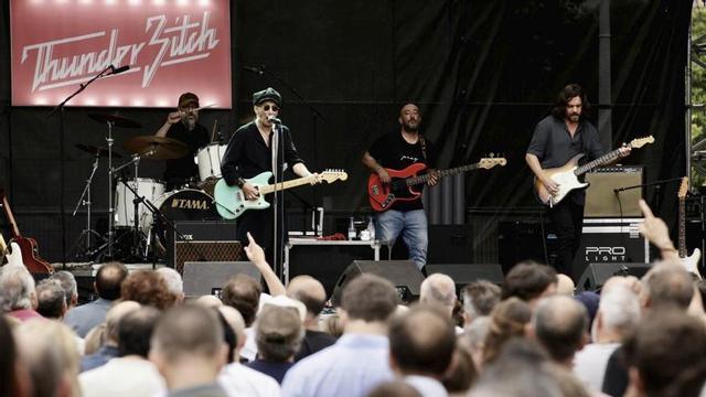 Kevin Weatherill, al micro, y el resto de miembros de «Inmaculate Fools», durante el concierto de ayer. | JUAN PLAZA