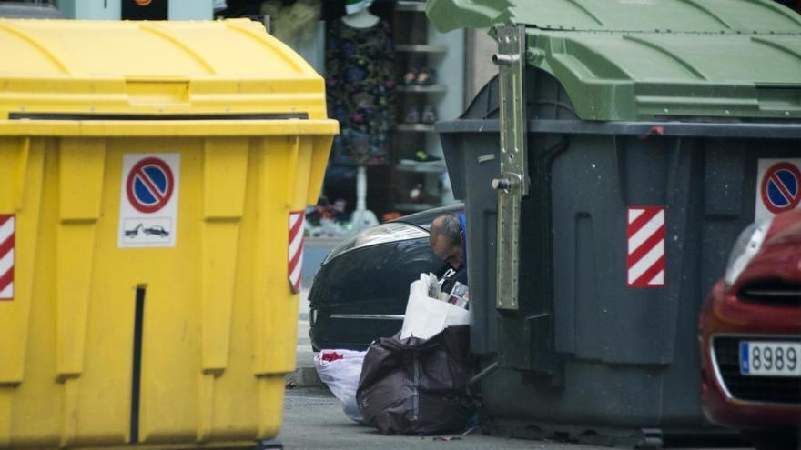 Un hombre busca entre la basura en Cartagena.