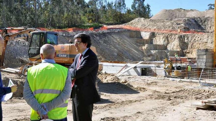 Agustín Reguera (izq.) e Ignacio López-Chaves, ayer, contemplan las obras del instituto de Soutomaior. // FdV