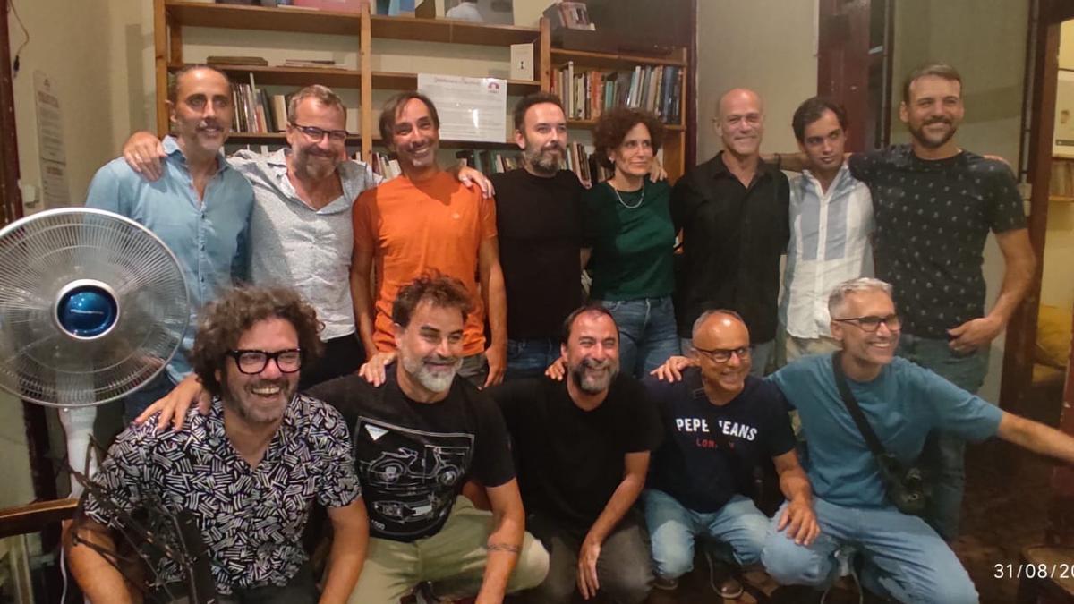 Gran parte de los integrantes del Colectivo Canario de Autores y Cantautores en Café D'Espacio.