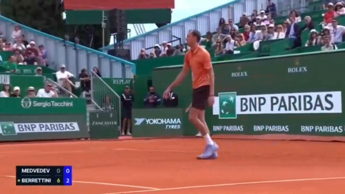 Medvedev estalla… y termina así con su raqueta