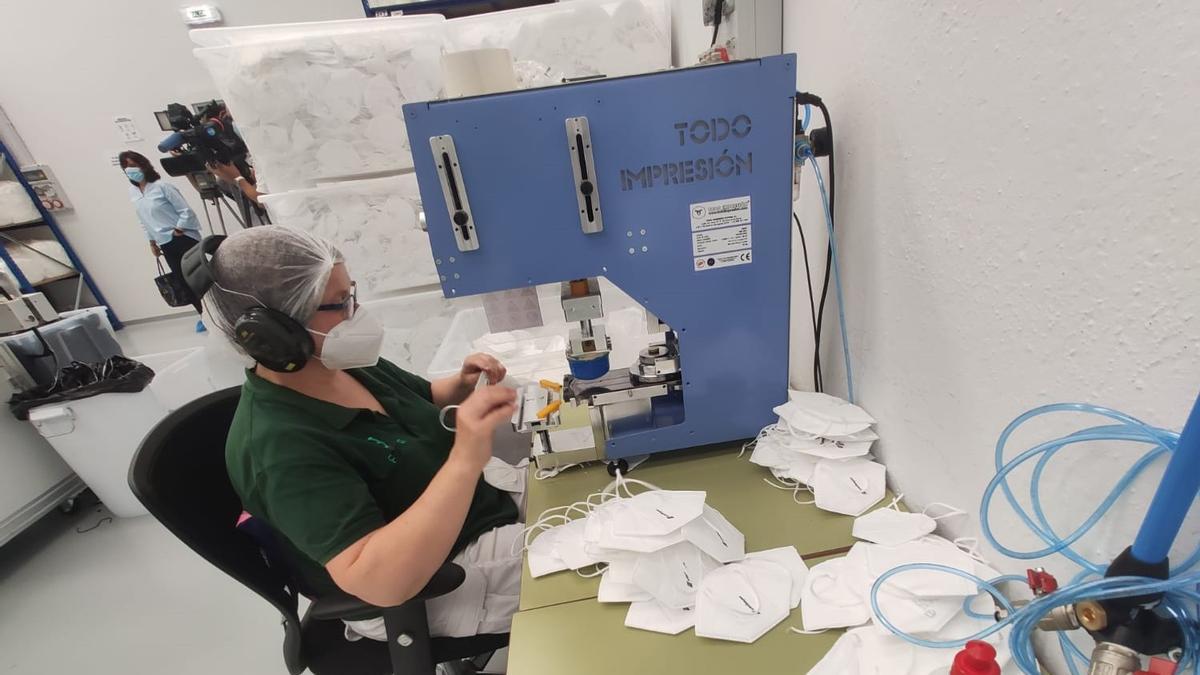 Una trabajadora de la empresa de mascarillas de Morcín