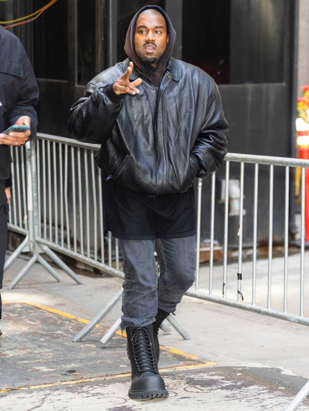 Kanye West con chubasquero y botas negras
