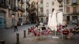 Barcelona suspende las restricciones en terrazas y colmados de Ciutat Vella y promete un plan anti-ruido