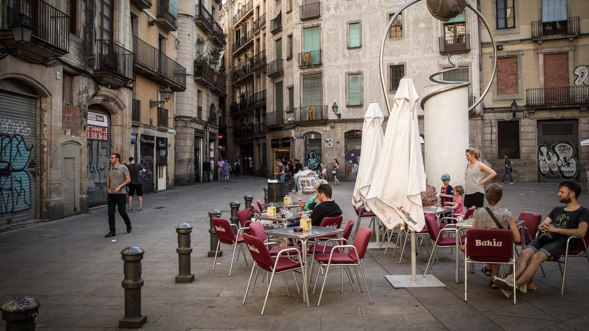 Una terraza de la plaza George Orwell, en el distrito barcelonés de Ciutat Vella