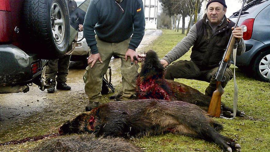 Dos cazadores con algunas de las piezas abatidas.