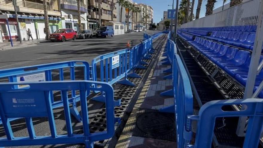 Gradas para la 29ª Media Maratón de Santa Pola en la calle Fernando Pérez Ojeda.