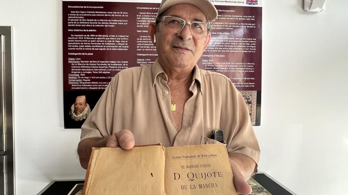 Carmelo Montesinos con el ejemplar del Quijote siglo XIX donado al museo de Petrer.