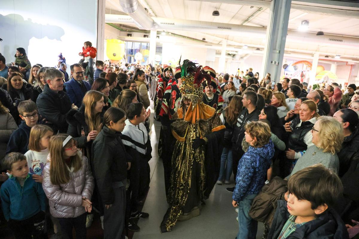 Llegada de los Reyes Magos a Ifelor para los actos de la tarde.