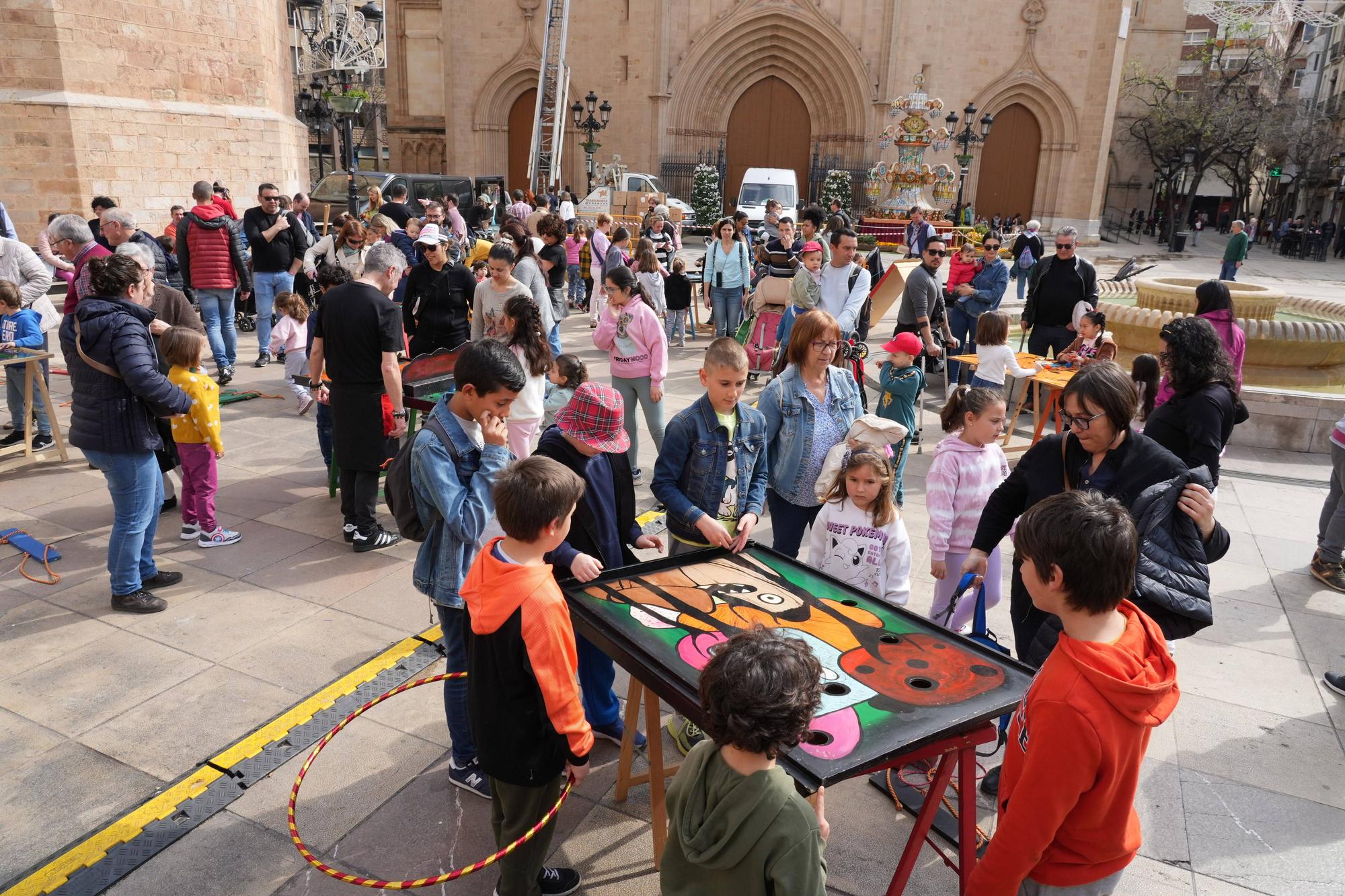 Galería de fotos: Los más pequeños se divierten jugando en la Plaza Mayor de Castelló