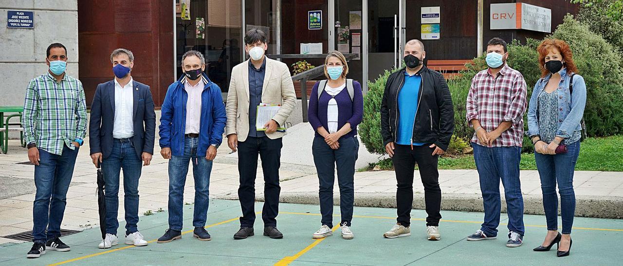 Por la izquierda, Jairo Palacios, edil de Nava; Gerardo Fabián, alcalde de Cabranes; Juan Cañal, alcalde de Nava; Borja Sánchez, consejero de Ciencia; Sandra Cuesta, alcaldesa de Colunga; Saúl Bastián, alcalde de Sariego; Aitor García, alcalde de Bimenes, y Lorena Villar, alcaldesa en funciones de Villaviciosa.