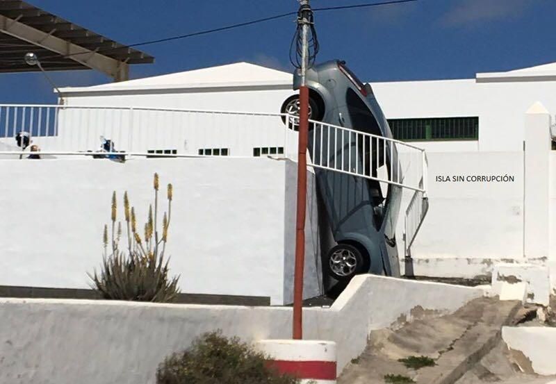 Un coche queda en posición vertical tras un accidente en Puerto del Carmen (Lanzarote)