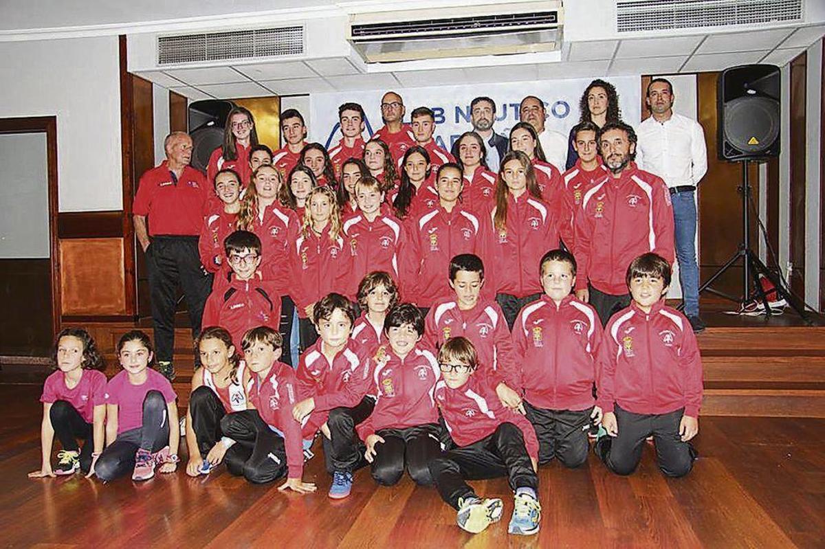 Autoridades, miembros del club y parte de los deportistas, la noche del viernes en Perlora.